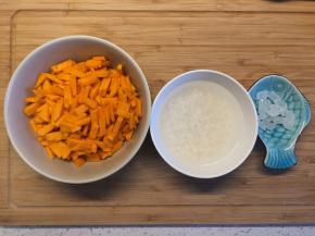 准备材料，糯米50g（豆浆机自带量杯半杯)提前浸泡半个小时，南瓜约200g切小丁，冰糖适量。