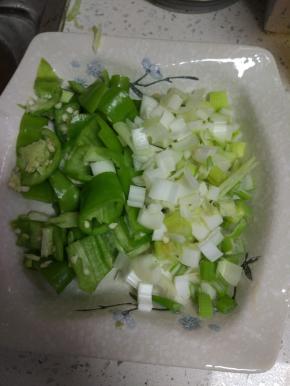 葱姜蒜，青辣椒，切好备用