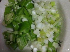 葱姜蒜，青辣椒，切好备用