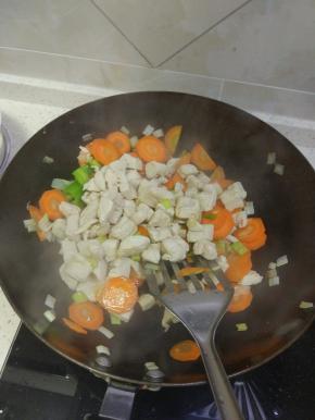 锅内放热油加入葱姜蒜爆香，放入鸡胸肉进行翻炒，加入胡萝卜