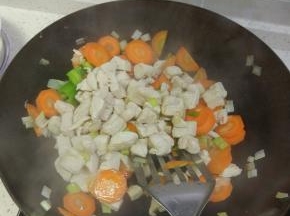 锅内放热油加入葱姜蒜爆香，放入鸡胸肉进行翻炒，加入胡萝卜