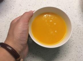 豆浆机工作完毕即可享用香滑的南瓜粥了，如不够甜可再适量加入冰糖或蜂蜜。