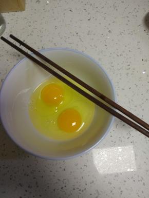 鸡蛋两个打碎