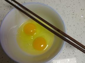 鸡蛋两个打碎