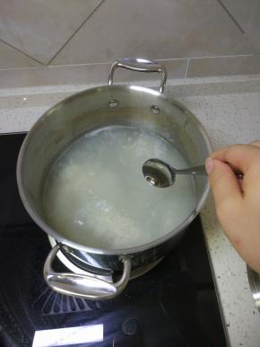 锅内加水烧热之后加入适量的醪糟再次烧开