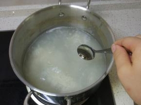 锅内加水烧热之后加入适量的醪糟再次烧开