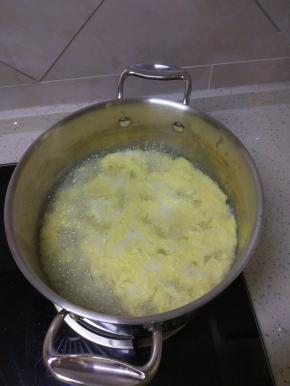 再次烧开之后转小火，加入打碎的鸡蛋
