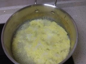 再次烧开之后转小火，加入打碎的鸡蛋