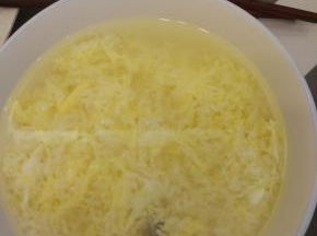 鸡蛋放进锅内之后，稍微搅拌关火