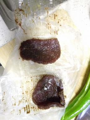 超市买的腌制好的牛排，从冰箱拿出，放十分钟左右,