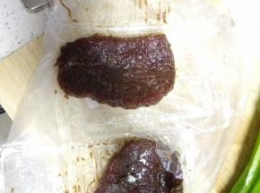 超市买的腌制好的牛排，从冰箱拿出，放十分钟左右,