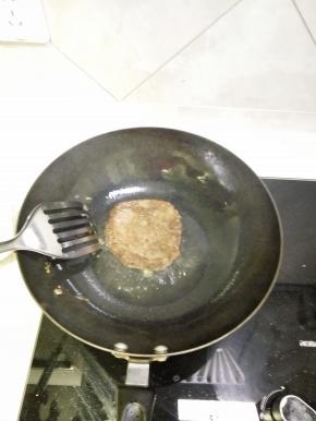 锅内加油烧热，放入牛排