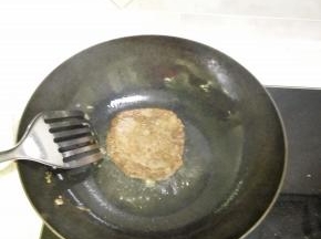 锅内加油烧热，放入牛排