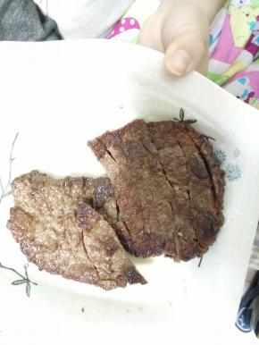 根据自己的喜好，煎至两面稍微发黄，就可以出锅了