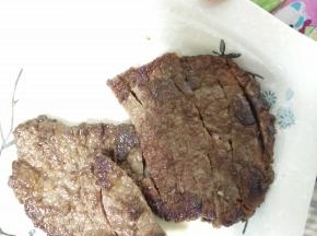 根据自己的喜好，煎至两面稍微发黄，就可以出锅了