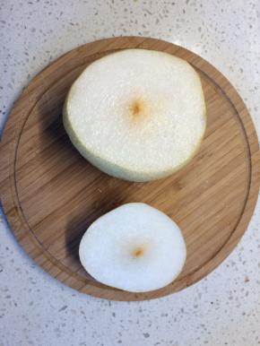 将梨子洗干净，切下顶部三分之一作为盖子