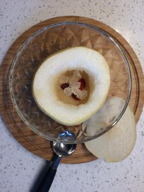 剩下三分之二挖成梨子盅，放入百合、枸杞和冰糖