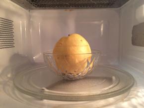 盖上盖子，将梨子放入一个略深的碗中，入微波炉