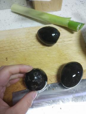 皮蛋去皮切成小块