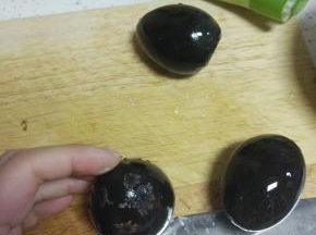 皮蛋去皮切成小块