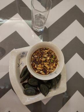 葱姜蒜，青椒，放入小碗内，加入适量的酱油味极鲜醋，芥末，调匀