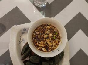 葱姜蒜，青椒，放入小碗内，加入适量的酱油味极鲜醋，芥末，调匀