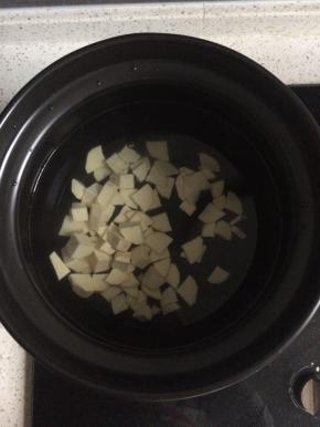 红薯洗净去皮切小块，置于砂锅中，加足量清水大火煮开