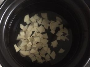 红薯洗净去皮切小块，置于砂锅中，加足量清水大火煮开