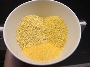 水开后下入另外三种米，转小火煮约30分钟