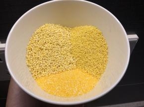 水开后下入另外三种米，转小火煮约30分钟