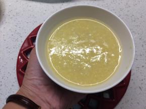 最后几分钟拿汤勺轻轻搅拌，以免粘锅，感觉粥的稠度达到自己喜欢的程度即可关火