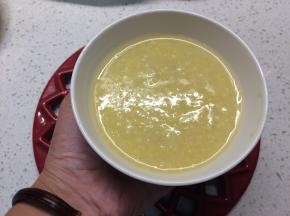 最后几分钟拿汤勺轻轻搅拌，以免粘锅，感觉粥的稠度达到自己喜欢的程度即可关火