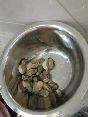 海蛎子过热水,煮熟,去壳,留肉备用