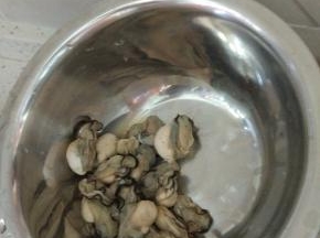 海蛎子过热水,煮熟,去壳,留肉备用
