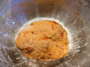 加入面粉，不断搅拌，和成面团，以不粘手为宜，尽量软一点