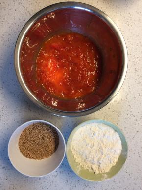 柿子洗净去皮，将果肉搅打成泥