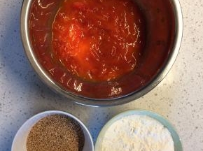 柿子洗净去皮，将果肉搅打成泥