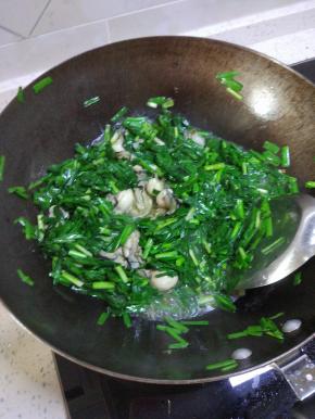 锅内热油放姜蒜,加入韭菜进行翻炒,加入海蛎子