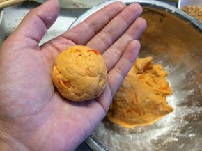 面团静置10分钟后，取一小块面团在手心拍成小饼。