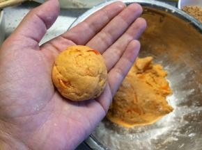面团静置10分钟后，取一小块面团在手心拍成小饼。