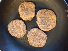 平底锅刷一层油，将粘好芝麻的柿子饼放入，小火煎至两面金黄即可。