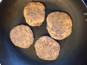 平底锅刷一层油，将粘好芝麻的柿子饼放入，小火煎至两面金黄即可。