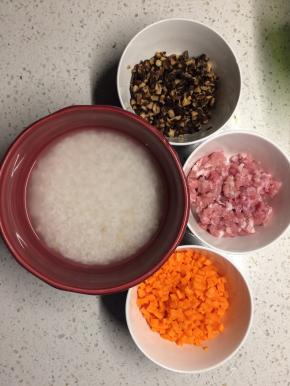 准备內馅材料，糯米提前浸泡2小时，香菇泡发后切丁，泡发香菇的水去除杂质后留用，胡萝卜切丁，猪肉剁成肉糜或直接买现成的都可以。