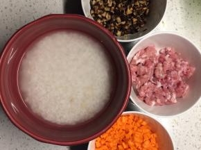 准备內馅材料，糯米提前浸泡2小时，香菇泡发后切丁，泡发香菇的水去除杂质后留用，胡萝卜切丁，猪肉剁成肉糜或直接买现成的都可以。