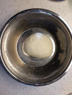 将酵母水慢慢加入面粉中，揉成光滑的面团，放温暖处发酵至2倍大