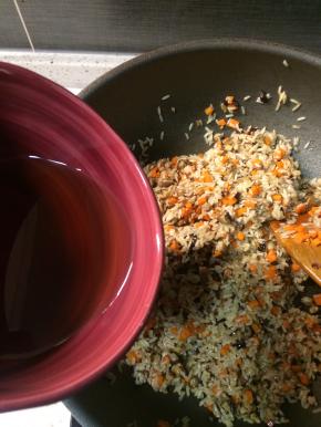 将香菇和胡萝卜炒香后放入泡好沥干的糯米，翻炒均匀，这时有点干，可将泡发香菇的水加入。