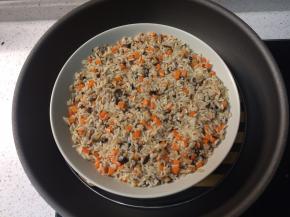 用食盐调味，加入老抽上色，味道要稍微咸一点才好，翻炒至水分吸干即可将糯米饭盛出来。转入蒸锅蒸20分钟放凉备用