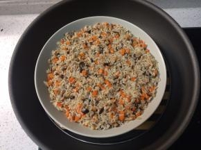 用食盐调味，加入老抽上色，味道要稍微咸一点才好，翻炒至水分吸干即可将糯米饭盛出来。转入蒸锅蒸20分钟放凉备用