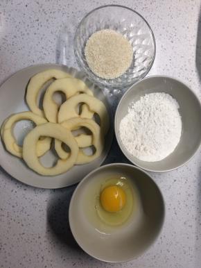 准备好材料，鸡蛋打散，苹果切片后用模具在中间压一个圈