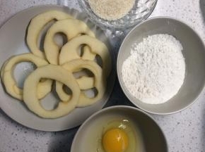 准备好材料，鸡蛋打散，苹果切片后用模具在中间压一个圈